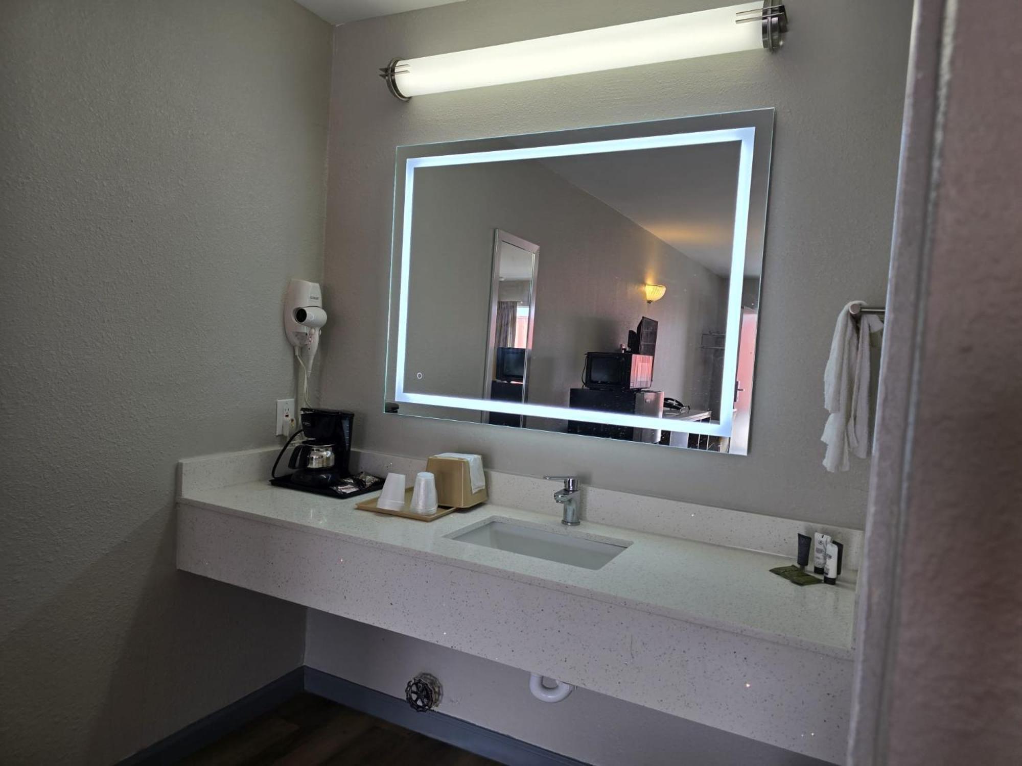 Americas Express Inn Саут-Хилл Экстерьер фото