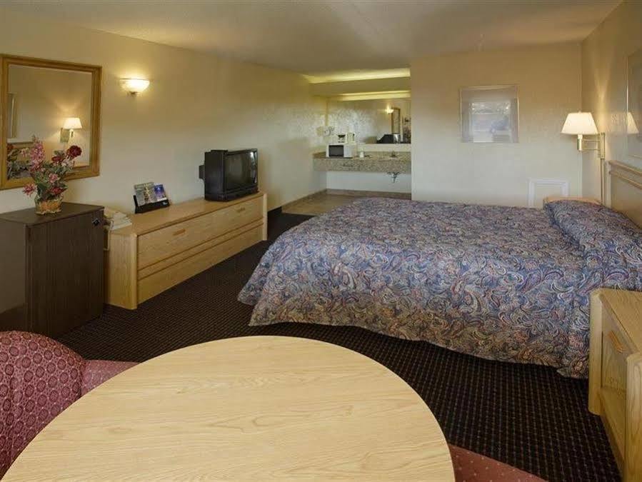 Americas Express Inn Саут-Хилл Экстерьер фото